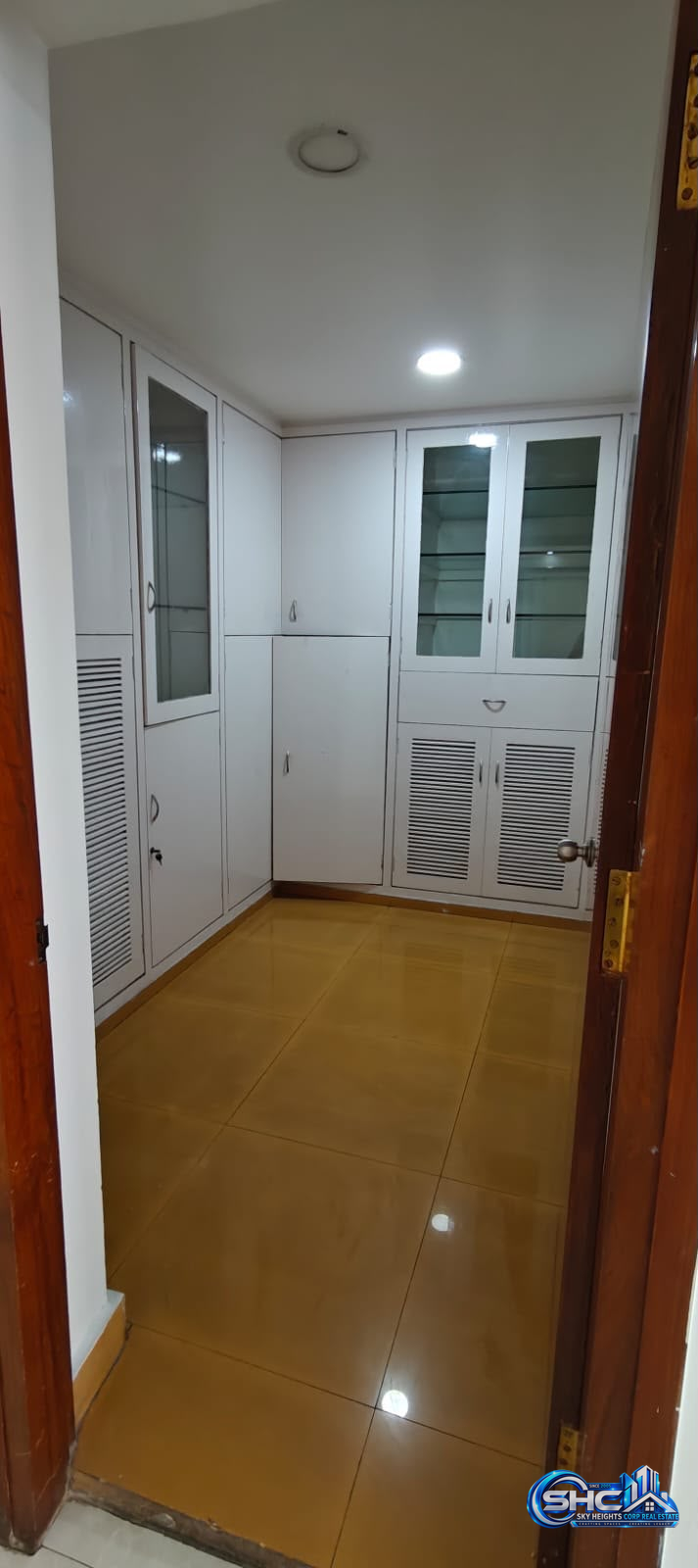 🏡 2 BHK SEMI-FURNISHED FLAT FOR RENT in vittal malya road, Bengaluru - Photo 2 of 9